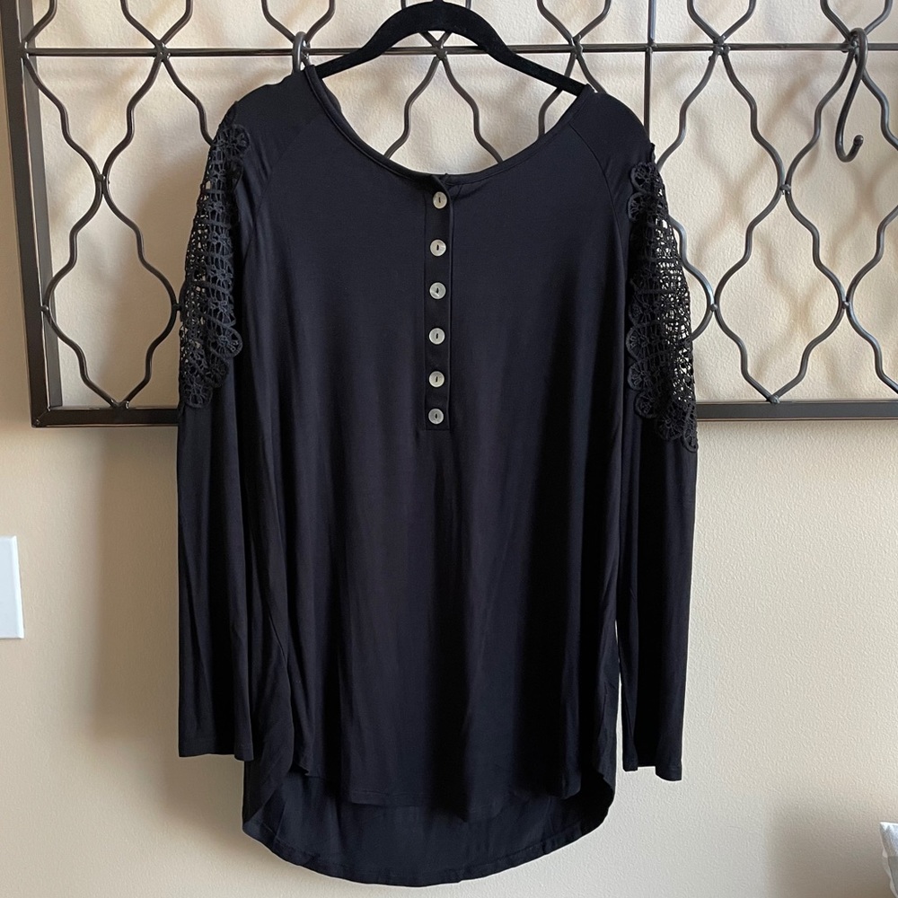 Sale! 🌻 2/25! Zenana 🖤 Henley w/lace detail  XL